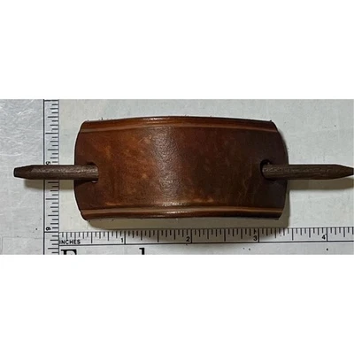Barrette de cabelo de couro marrom feito à mão com vara de madeira retrô  - Imagem 1 de 3