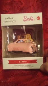 HALLMARK BARBIE AND FRIEND EN CONVERTIBLE ROSA ~ ADORNO DE NAVIDAD 2024 - Imagen 1 de 5