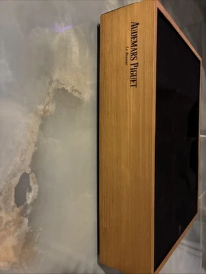 Caja de exhibición de reloj Audemars Piguet Le Brassus acabado madera marrón Foto 1 de 4