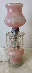 Vintage 40er Jahre Shabby Chic Rosa Milchglas Kunstglas Boudoir Tischlampe Acryl Prismen - Bild 1 von 11