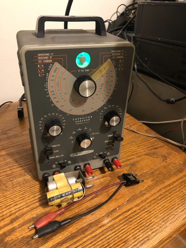 Comprobador probador de condensadores Heathkit IT-11 funcionando con EXT. STD. 30μF Foto 1 de 4