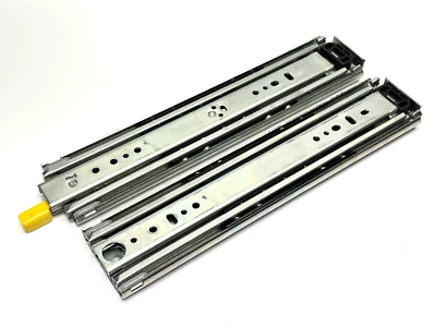 Correderas de cajón de bloqueo Accuride 08148 30 pulgadas cuando se extiende, 3" de ancho Foto 1 de 4