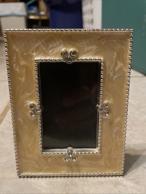 Esmalte sobre marco de metal con pedrería para foto de 2” x 3” Foto 1 de 4