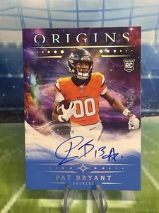 2025 Origins Pat Bryant Rookie On Card Auto RC Blue Rookie /49 Broncos RA-PAT - Foto 1 di 3
