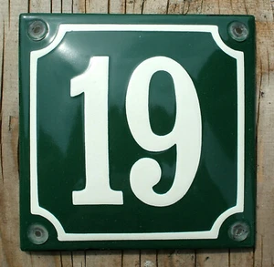 HAUSNUMMER 19 KLASSISCHES EMAILSCHILD. Creme Nr. 19 AUF GRÜNEM HINTERGRUND. 10x10cm. - Bild 1 von 2