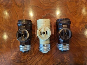 3 tomas de bombilla atornillables Rodale & Leviton de colección cada una con tomas de doble enchufe - Imagen 1 de 6