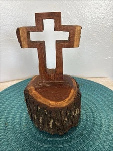 CROCE IN LEGNO INTAGLIATA A MANO CON ALBERO IN LEGNO BASE ARTIGIANALE VINTAGE ARTISTA SCONOSCIUTO FIRMATO - Foto 1 di 9