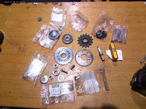 LOTE DE TRABAJO DE REPUESTOS DE MOTOR KTM 525 CLIPS DE FIJACIÓN ENGRANAJES PERNOS BANJOS - Imagen 1 de 16