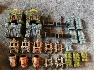 Large Lot Of Crossbows & Catapults Battleground Toys 19 Miniatures, Towers, Wall - Picture 1 of 9