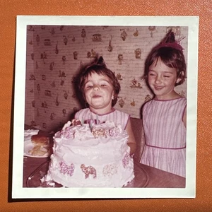Adorable little girls at birthday party VINTAGE COLOR PHOTO ORIGINAL 1965 cake - Picture 1 of 2