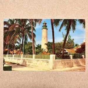 Faro de Key West Florida, postal cromada vintage, punto de referencia costero 1957 - Imagen 1 de 2