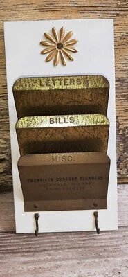 Винтажный металлический настенный держатель для писем и ключей белый с деревенским золотым цветком и рекламой - Изображение 1 из 4