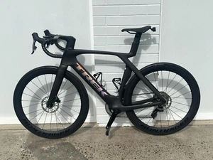 Trek Madone SLR 6 eTap Gen 7 — Project One Custom — 56cm 2023 Model | Only 80km - Picture 1 of 7