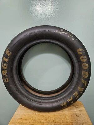 NHRA 亲笔签名 Cruz Pedregon 有趣汽车前轮胎 — 第 1/3 张图片