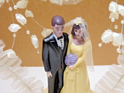 Decoración de pastel de boda vintage años 80 corazón arco flores novia novio 8,5 pulgadas de alto Foto 1 de 4