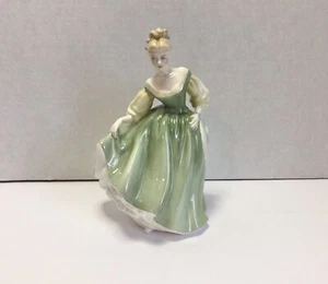Estatuilla de colección Royal Doulton 1962 Fair Lady HN 2193 Bone China firmada pintada a mano - Imagen 1 de 11