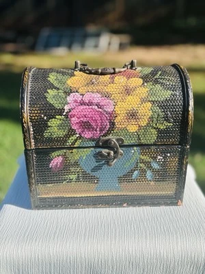 Hermosa caja de madera decorativa forrada con mango ornamentado y pestillo frontal Foto 1 de 4