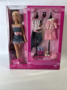 Barbie rosa Modepuppe Modell P1709 Jeanskleid mit extra Outfits 2008 Rarität - Bild 1 von 7