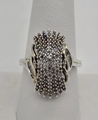 ANILLO DE CÓCTEL PLATA ESTERLINA REDONDO Y BAGUETTE RACIMO DE DIAMANTES GENUINOS Foto 1 de 4