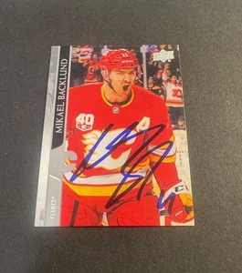 MIKAEL BACKLUND Autografato 2020-21 Upper Deck IP AUTOFIRMATO - Foto 1 di 1