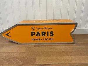 VEUVE CLICQUOT CHAMPAGNER PARIS STADT STRASSE PFEIL SCHILD ORANGE METALL BLECHTRÄGER - Bild 1 von 9