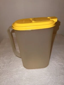 Brocca vintage TUPPERWARE linea sottile coperchio giallo ottime condizioni 2009D-1 base e coperchio 2010-4 - Foto 1 di 6
