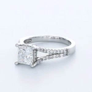 ANILLO DE ACENTO HALO DE CUATRO PUNTAS PLATINO CORTE PRINCESA DIAMANTE NATURAL F/VS2 2,2 QUILATES - Imagen 1 de 4