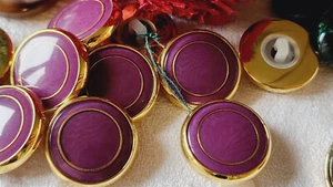 Lot 6 boutons vintage  métal violet doré lourd 2,3 cm ref 2160 - Foto 1 di 3