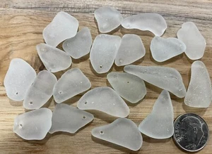 Seeglas - 20 kleine weiße gebohrte Stücke Seeglas - Bild 1 von 3