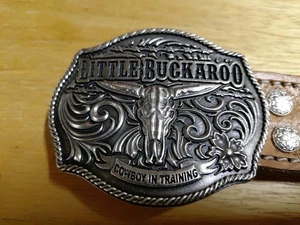KLEINE BUCKAROO GÜRTELSCHNALLE MIT LENKERSCHÄDEL COWBOY IN TRAININGSWORTEN Jugend - Bild 1 von 4