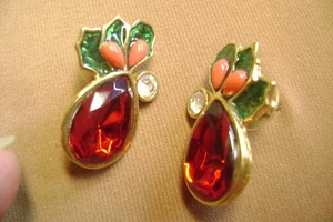 AVON HOLLY & ENAMEL LEAF RED CRYSTAL CHRISTMAS POST PIERCED EARRINGS - Picture 1 of 5