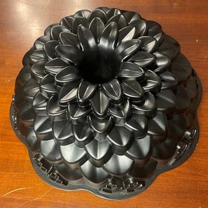 Nordic Ware Chrysanthemum Bundt Pan 10 Inch Heavy - Picture 1 of 4