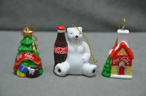 Adornos coleccionables de árbol de Navidad de Coca Cola oso polar y casa - cerámica - Imagen 1 de 5