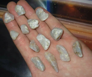 BLAUER QUARZ MIT UNBEKANNTEN ROTEN & GRÜNEN SCHILLER-EINSCHLÜSSEN MATTPOLITUR KONVOLUT - Bild 1 von 5