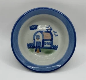 "Plato de baratija redondo MA Hadley Pottery Blue Barn 4-1/4"" escena rural serie granja" - Imagen 1 de 3