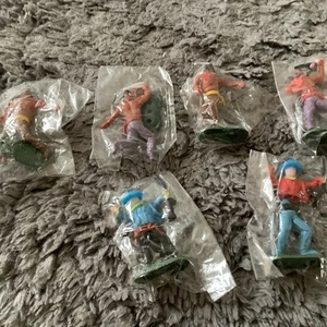 6 Vintage 70’s Plastic Cowboy & Indians Figures Hong Kong In Cellophane - Bild 1 von 13
