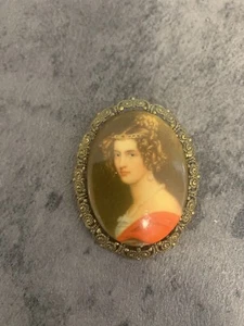 Broche prendedor de diseño dorado retrato Amalie von Schintling/ - Imagen 1 de 4