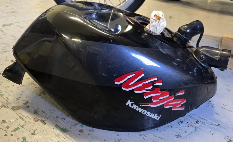 OEM KAWASAKI ZX-7 NINJA 1989 TANQUE DE COMBUSTIBLE ÉBANO/GRIS 51003-5061-T4 *ABOLLADO* Foto 1 de 4