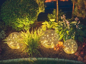 LED Solarkugeln für den Garten Ideen zur Gartenbeleuchtung Dekokugeln ohne Strom - Bild 1 von 14