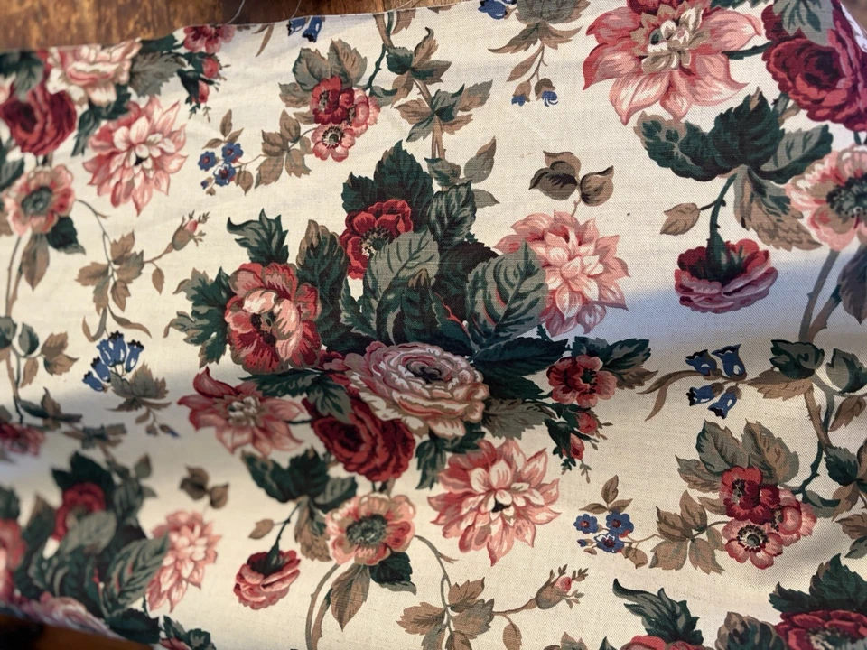 Tela Waverly Schumacher Peace Roses algodón pulido en rollo Foto 1 de 4