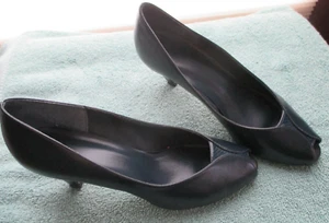 Ladies Vintage Naturalizer shoes 2.5 inch heels 8M NAVY gently used - Picture 1 of 4