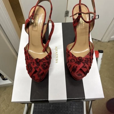 Bomba de plataforma Aquazzura de gamuza roja con estampado de animales Foto 1 de 4