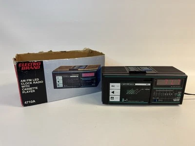 Reproductor de casete radio reloj LED AM/FM vintage modelo 4710A Foto 1 de 4