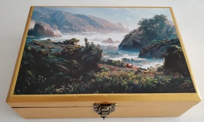 Escritorio vintage con pendiente de madera / escritorio victoriano con pegatina de Big Sur Foto 1 de 4