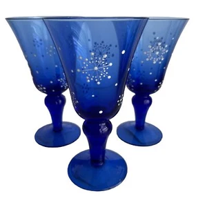 Juego de 3 copas de vino azul cobalto copo de nieve blanco en relieve invierno 7" - Imagen 1 de 10