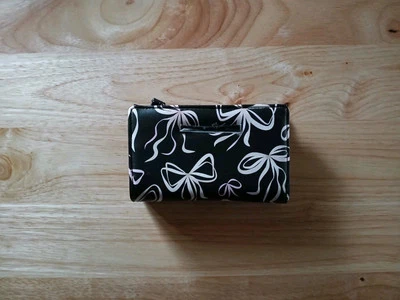 Cartera Betsey Johnson negra y crema rosa lazos estampado doble pliegue Foto 1 de 4