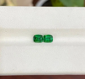 0.90 ct Top Luster VIVID Green / Natural Tsavorite Green Garnet - Cushion Pair ! - Picture 1 of 3