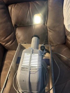 Viewlex Slide Projector Metal V-33 with case working light and fan USA Vintage - Photo 1 sur 11