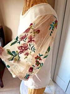 Top donna beige con maniche ricamate a rete. - Grande - Foto 1 di 7