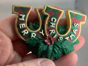 Merry Christmas Horseshoes 1995 Vintage Resin Brooch V-8856 - Picture 1 of 3